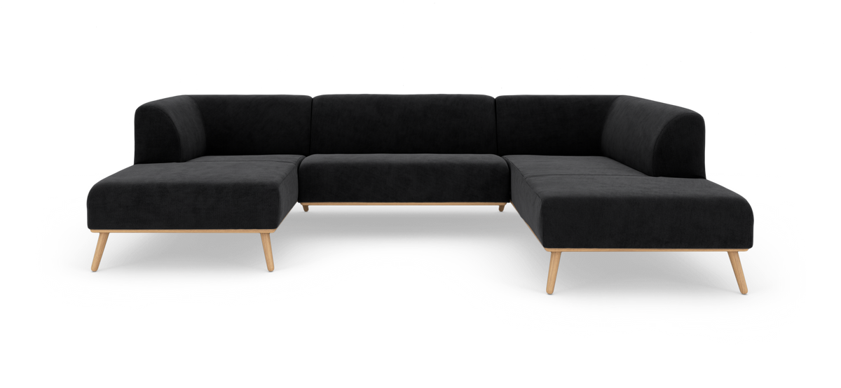 Sort L-sofa i stof med træben, fotograferet lige forfra på hvid studiebaggrund.