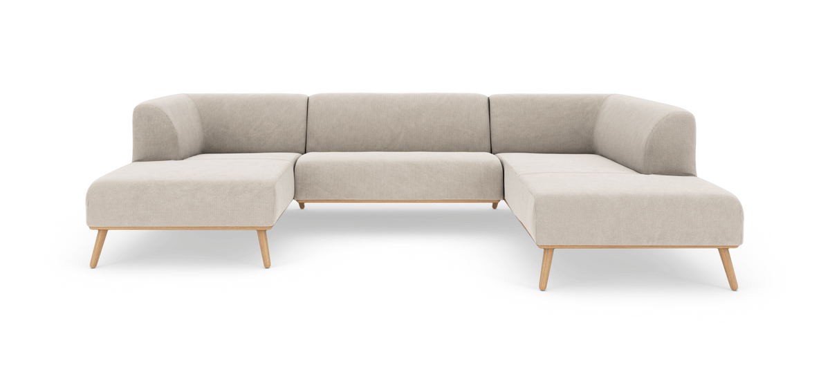 Beige hjørnesofa i stof med lyse træben, fritlagt på hvid baggrund.