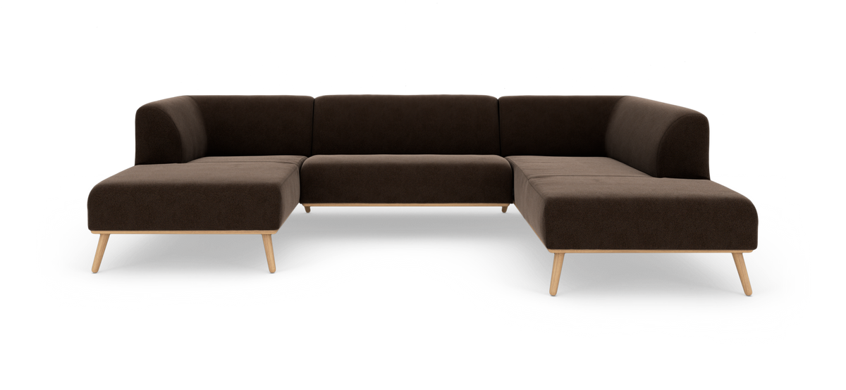 Mørkebrun modulær L‑sofa med træramme og koniske træben, frilagt frontvy i studieopsætning.