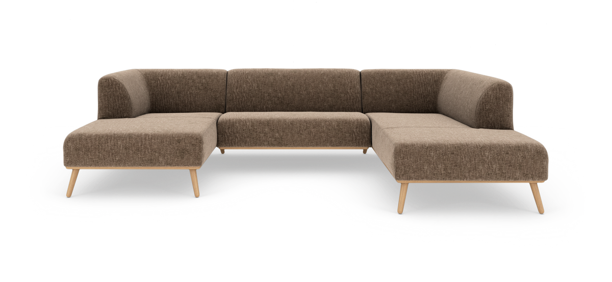 Modulær L-formet hjørnesofa i brun tekstil med træben, frilagt på hvid baggrund set lige forfra.