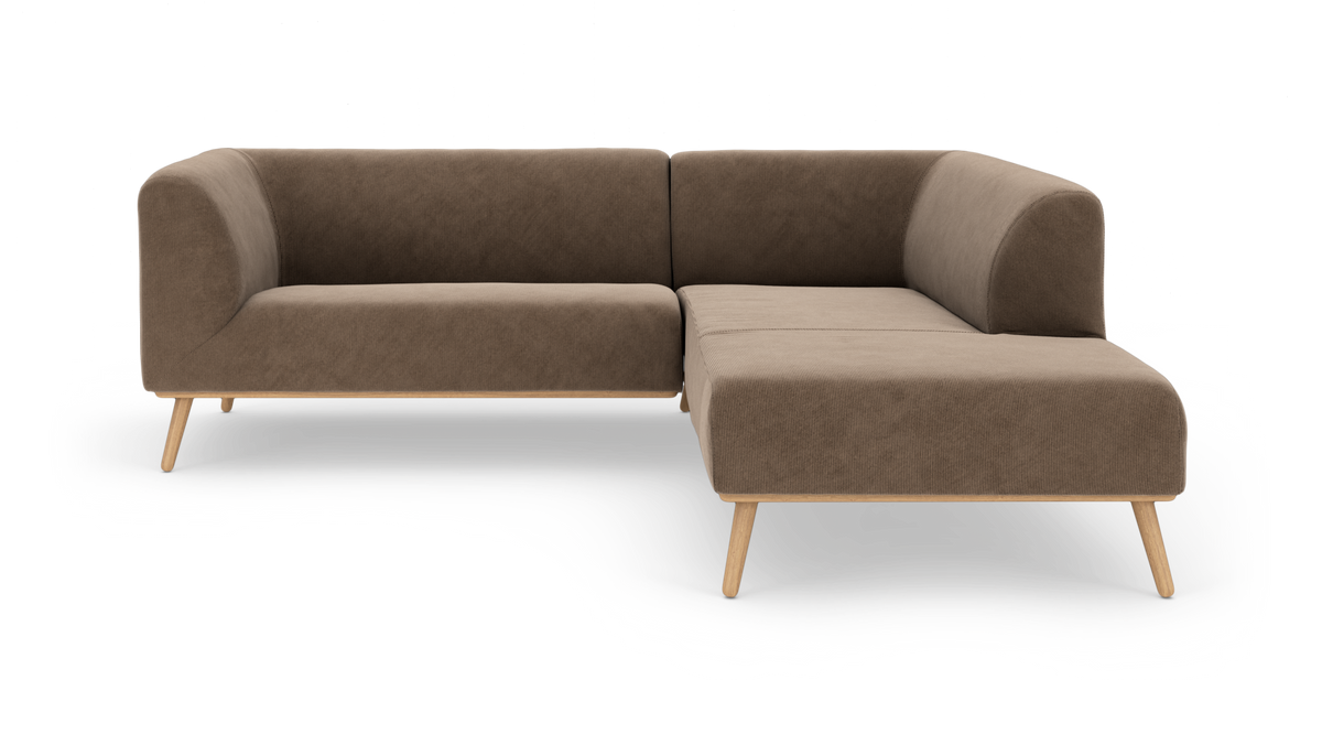 Brun L-formet hjørnesofa med rundede armlæn og lyse træben, frilagt på hvid baggrund.