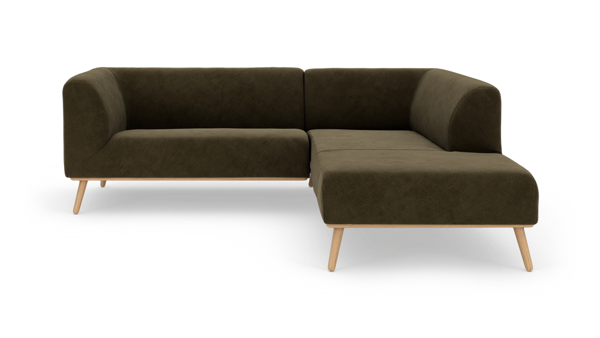Mørk olivgrøn modulær hjørnesofa med chaiselong til højre og lyse træben, set forfra på hvid baggrund.