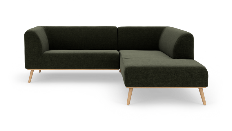 Mørkegrøn modul hjørnesofa med chaiselong til højre og træben, frilagt på hvid baggrund._ps