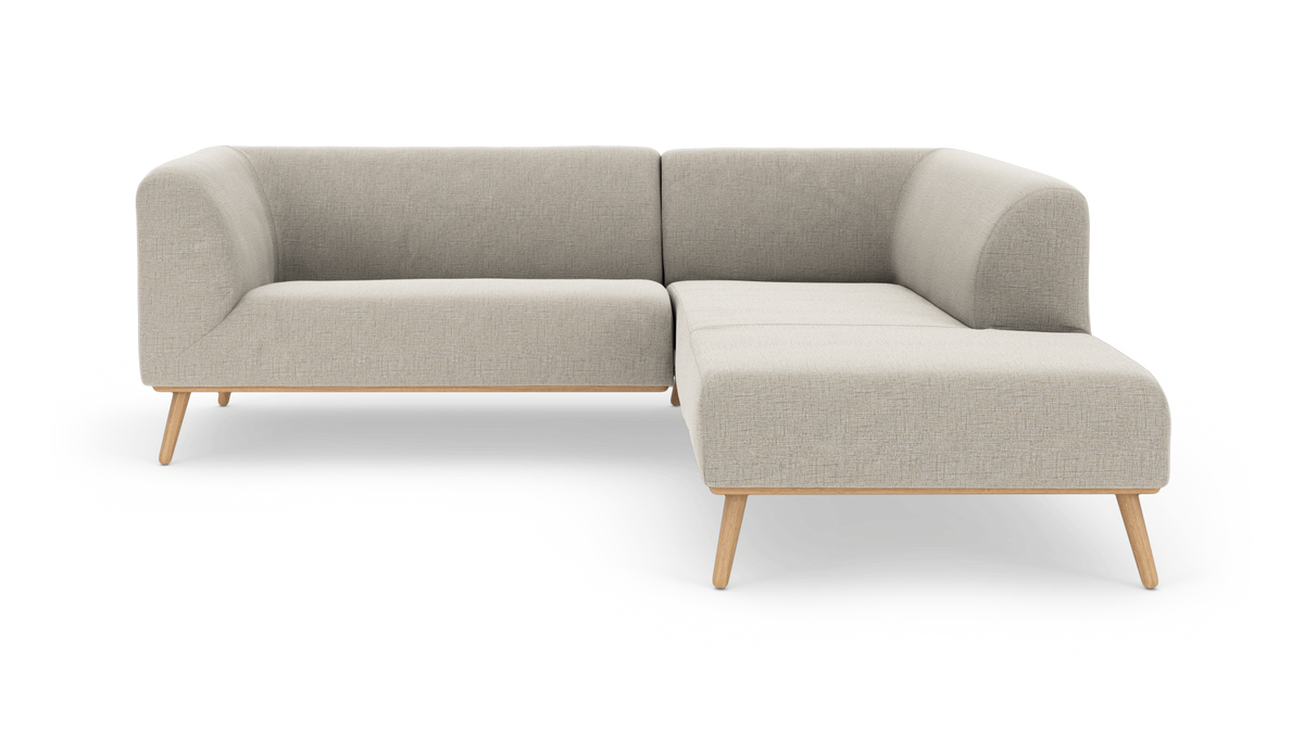 L‑formet modulsofa i beige stof med træben, frilagt på hvid baggrund.