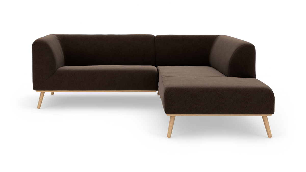 Brun L-formet modulsofa med træben på hvid baggrund.