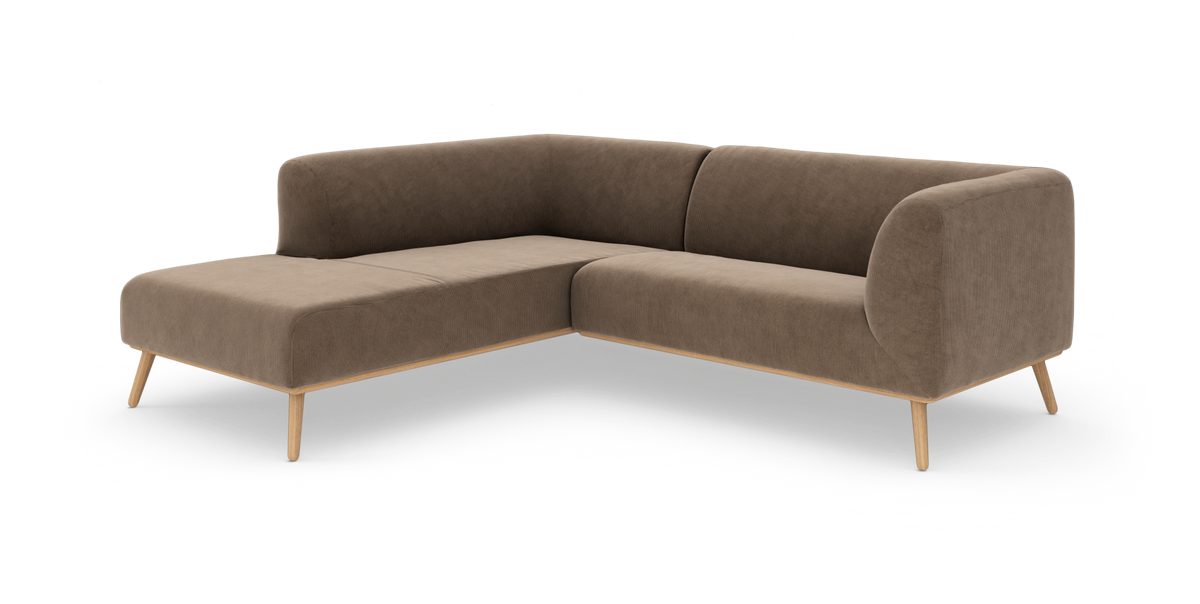 Brun hjørnesofa med venstre chaiselong og træben, frilagt på hvid baggrund.
