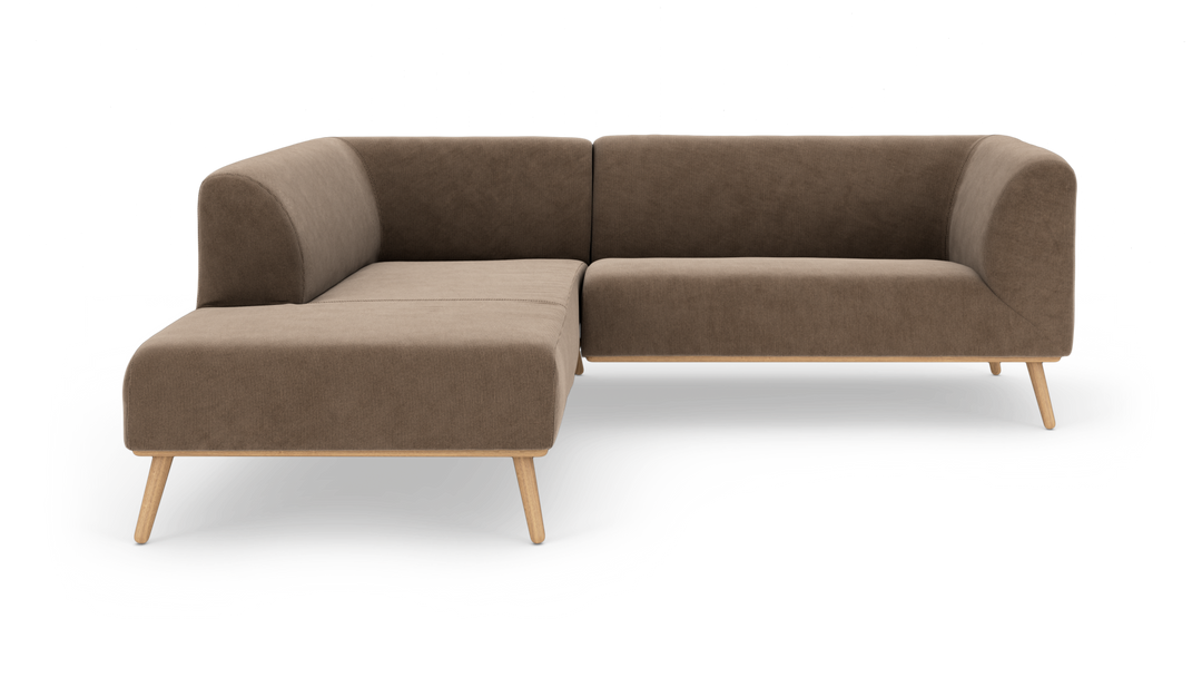 L-formet brun sofa med venstrevendt chaiselong, slanke træben og afrundede armlæn på hvid baggrund.
