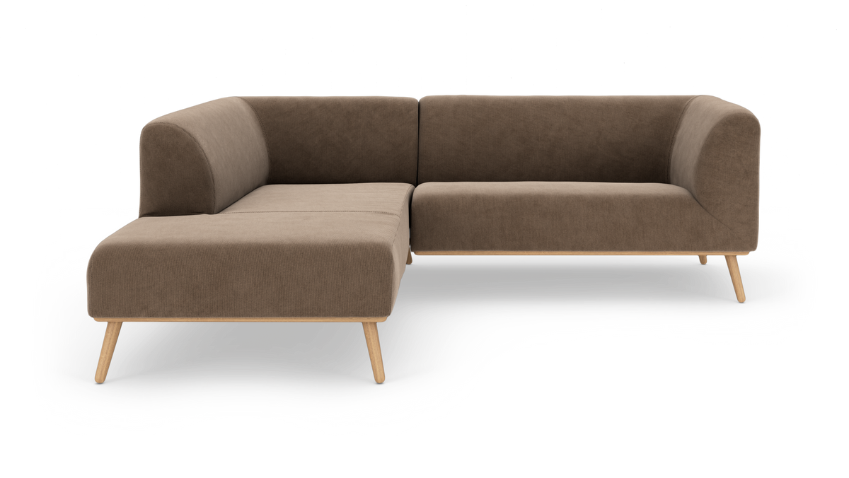 L-formet brun sofa med venstrevendt chaiselong, slanke træben og afrundede armlæn på hvid baggrund.