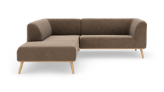 L-formet brun sofa med venstrevendt chaiselong, slanke træben og afrundede armlæn på hvid baggrund.