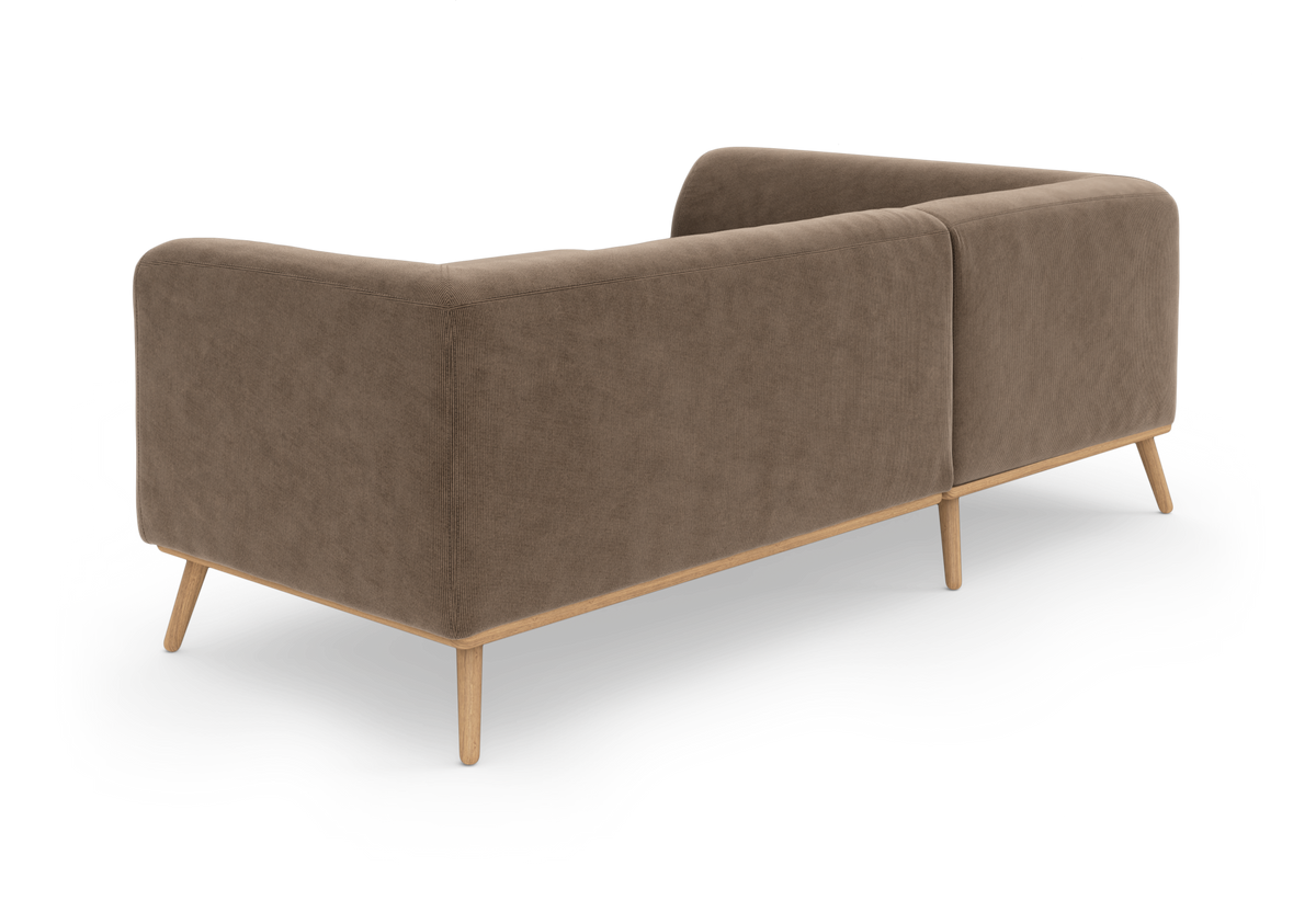 Brun stofsofa med afrundede hjørner og slanke træben, set bagfra i studie på hvid baggrund.