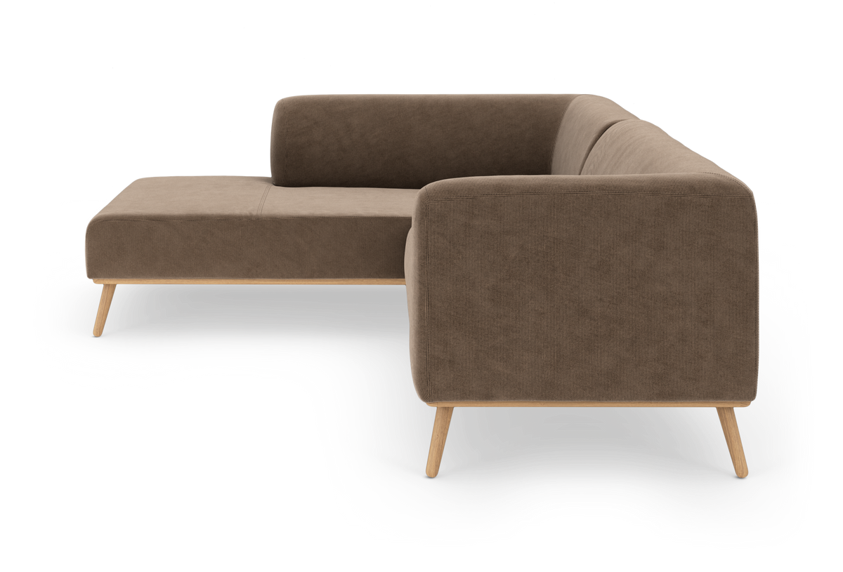 Brun hjørnesofa med træben, frilagt på hvid baggrund.