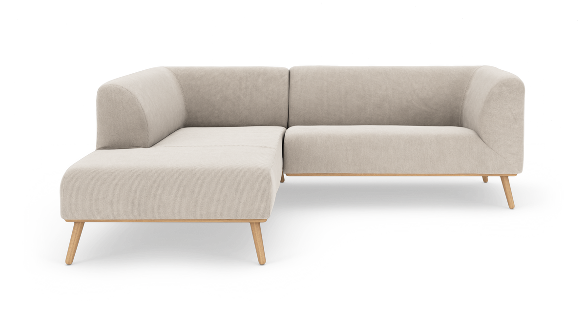 L‑sofa i beige stof med træben, moderne afrundede former.