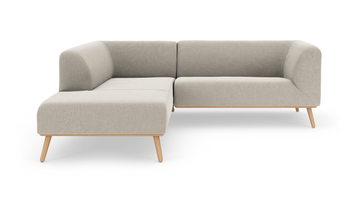 L-formet beige hjørnesofa med træben på hvid baggrund.