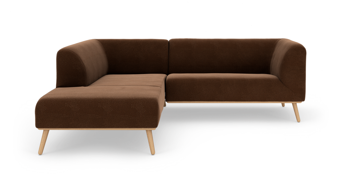 Brun L‑sofa i moderne design med træben, frilagt på hvid baggrund.