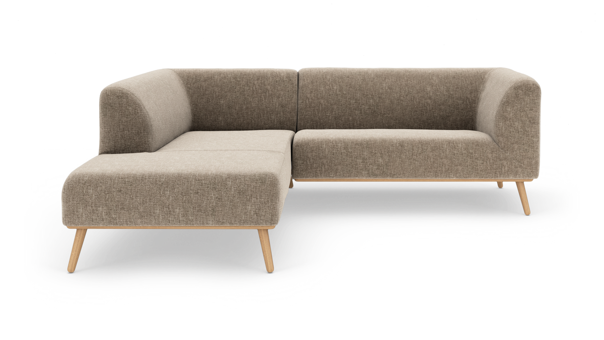 L-formet modulsofa i beige stof med træramme og koniske ben, frilagt på hvid baggrund.