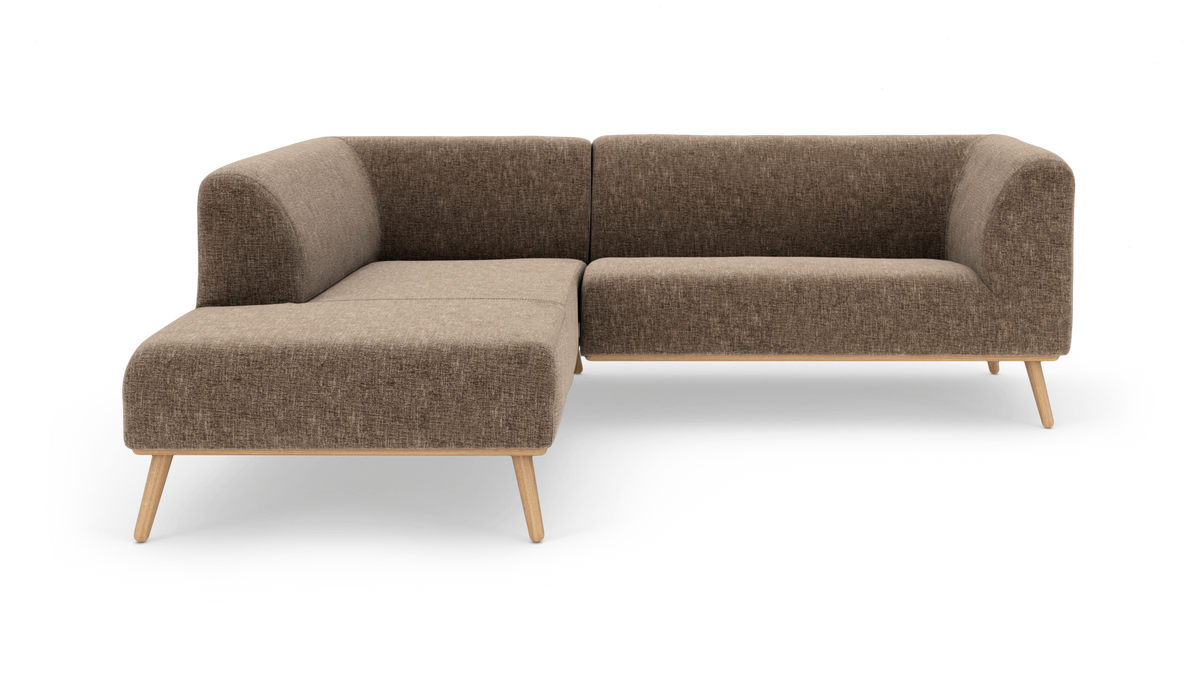 Brun L‑formet modulsofa med træben på hvid baggrund, frontskrå vinkel.