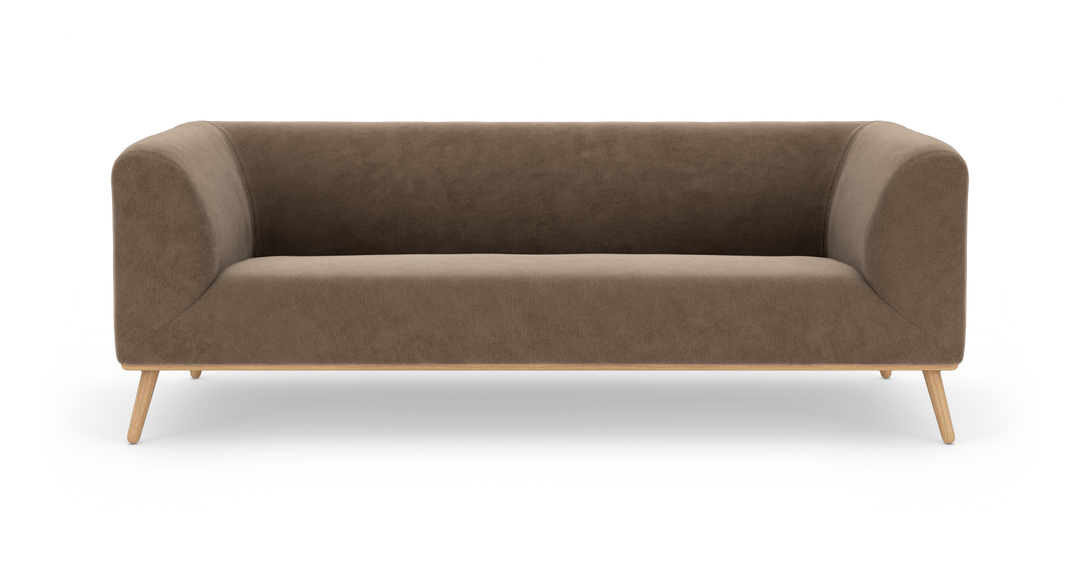 Brun 3-personers sofa med afrundede armlæn og lyse træben, frilagt på hvid baggrund.