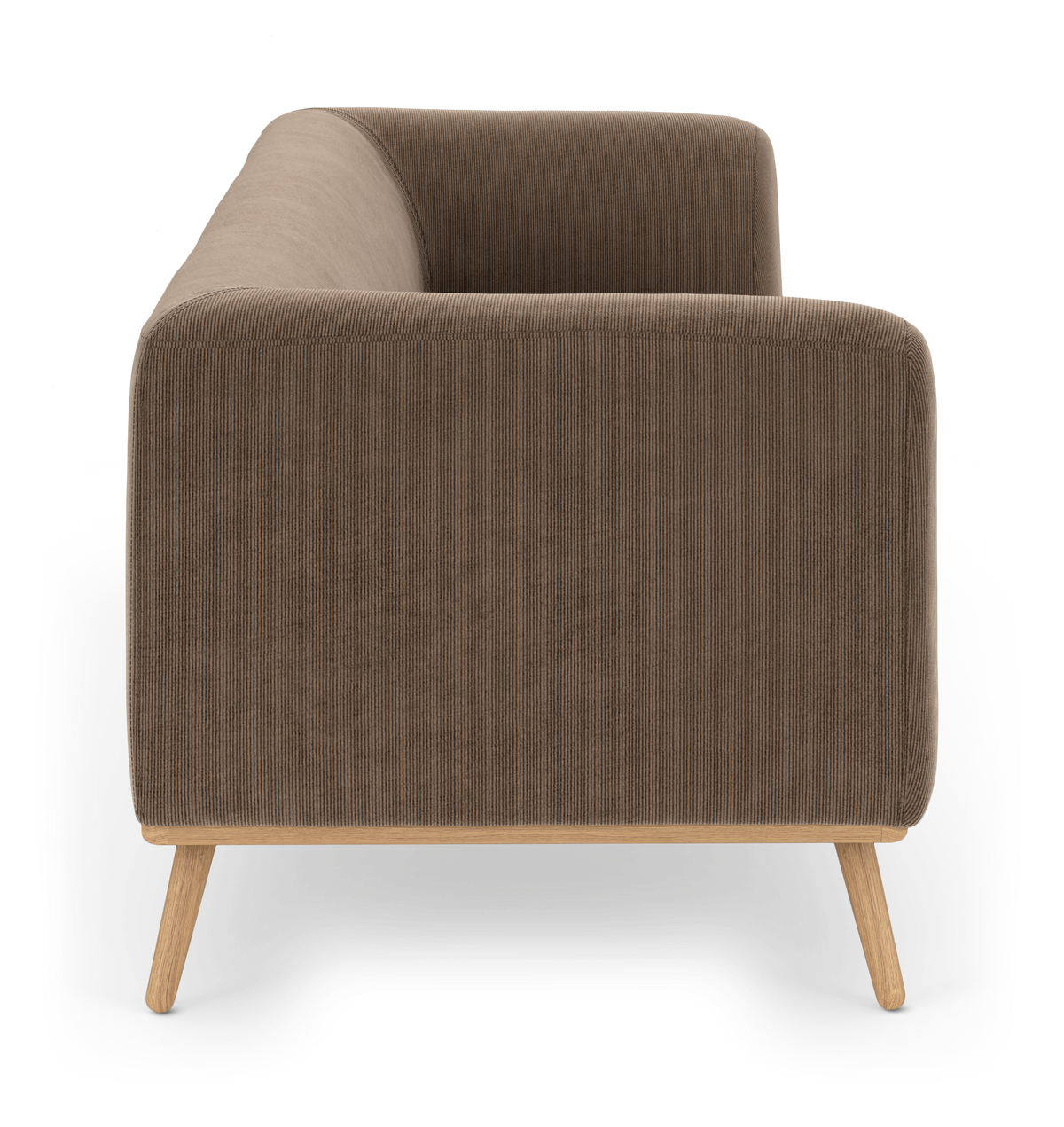 Brun sofa i kordfløjl set fra siden med træben, fritlagt på hvid baggrund.