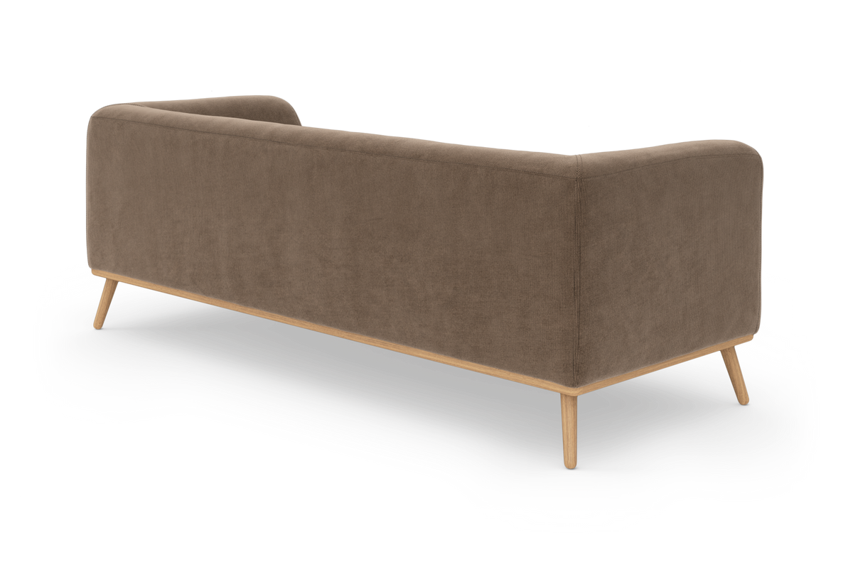 Brun stofsofa med afrundede hjørner og træben, packshot bagfra med skygge.