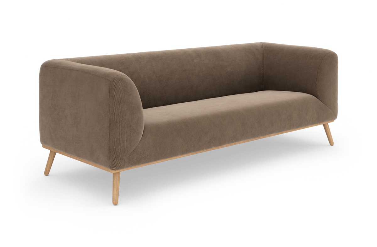 Brun, moderne 3-personers sofa med afrundede armlæn og lyse træben, frilagt på hvid baggrund.