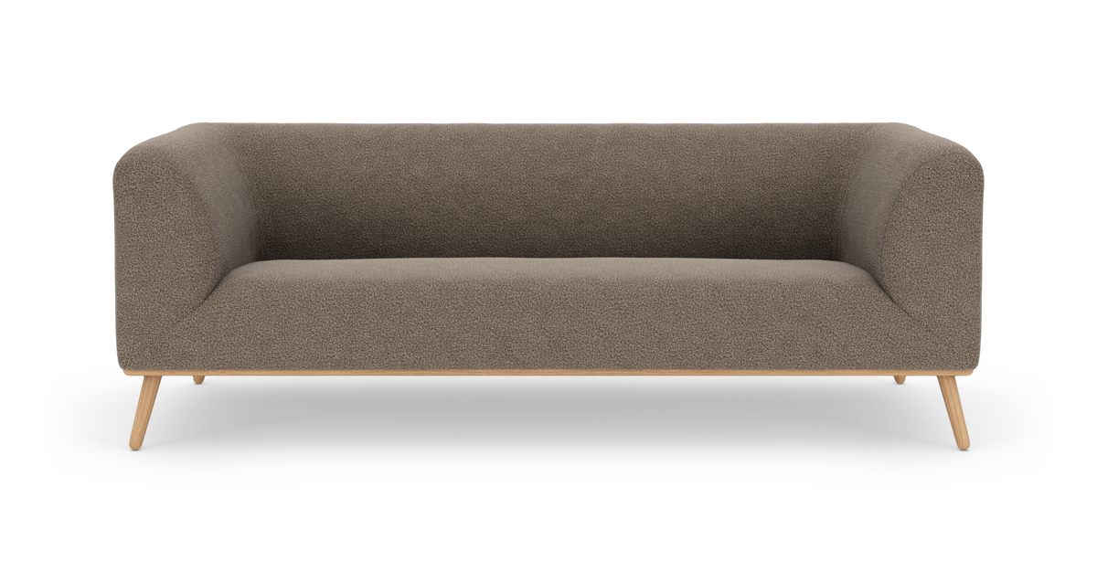Brun‑beige 3‑personers sofa i bouclé med afrundede armlæn og lyse træben, frilagt på hvid baggrund.