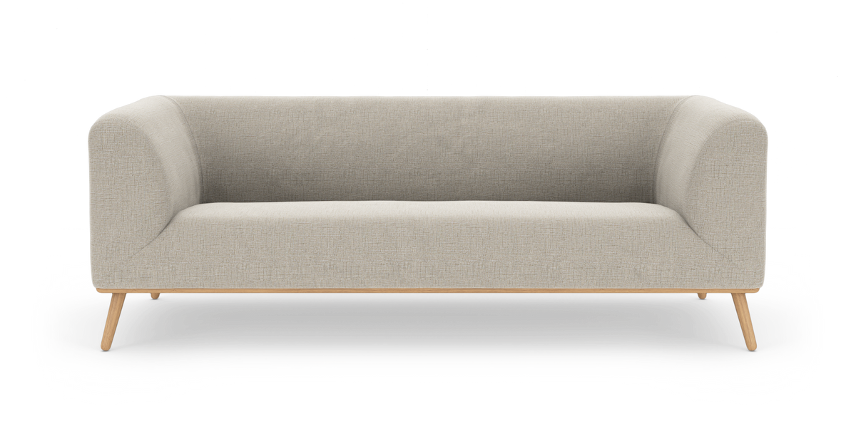Beige 3-personers sofa med afrundede armlæn og træben, frontvisning på hvid baggrund.
