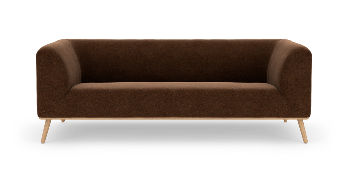 Brun moderne 3-personers sofa med afrundede armlæn og træben, frilagt på hvid baggrund.