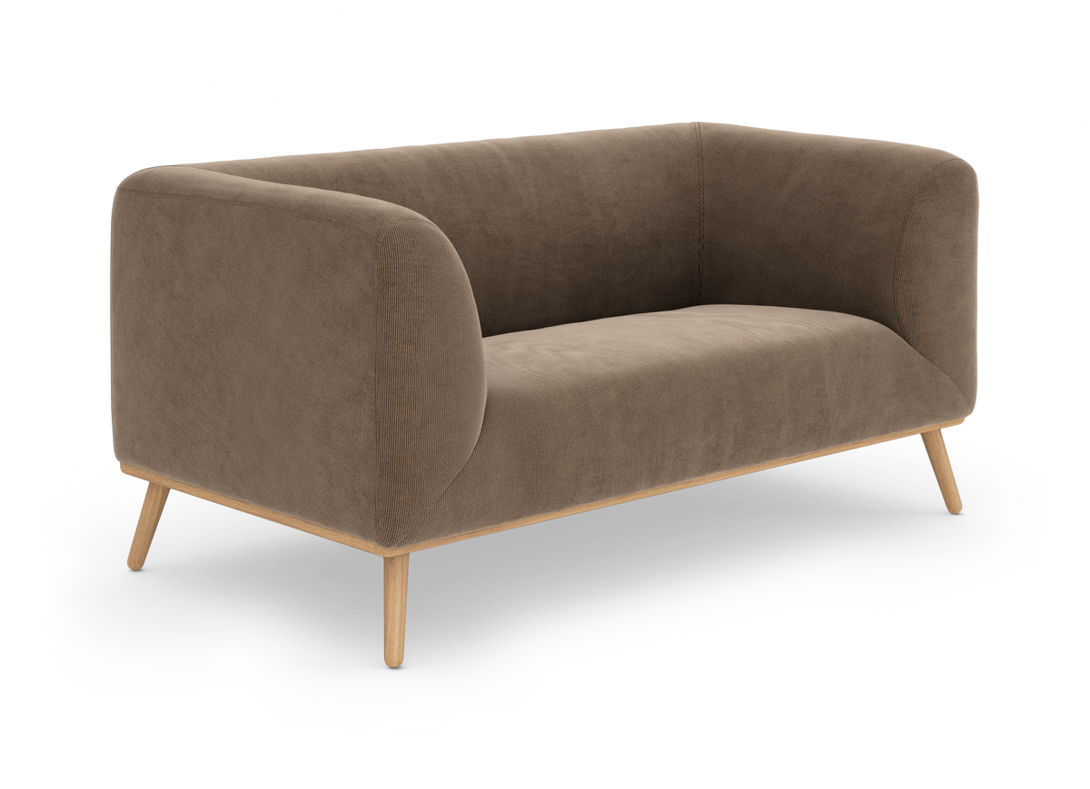 Brun 2-personers sofa i cord/fløjl med afrundede armlæn og lyse træben, frilagt.