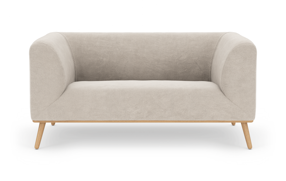 Beige 2-personers sofa med bløde, afrundede armlæn og træben, frilagt på hvid baggrund.