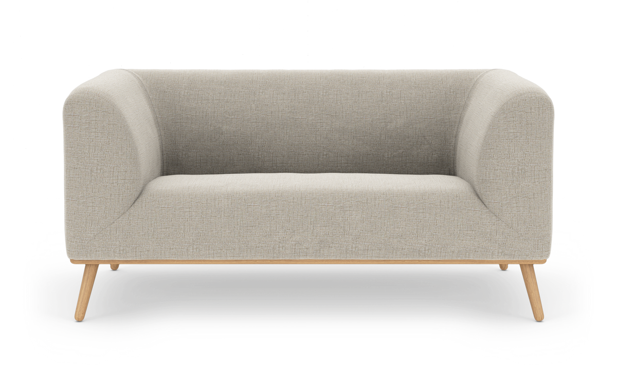 Beige 2-personers sofa med afrundede armlæn og lyse træben, frilagt på hvid baggrund, set forfra.