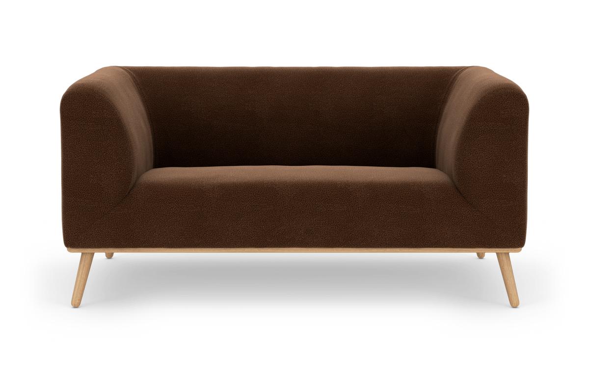 Brun 2-personers sofa med rundede armlæn og lyse træben, frilagt på hvid baggrund.