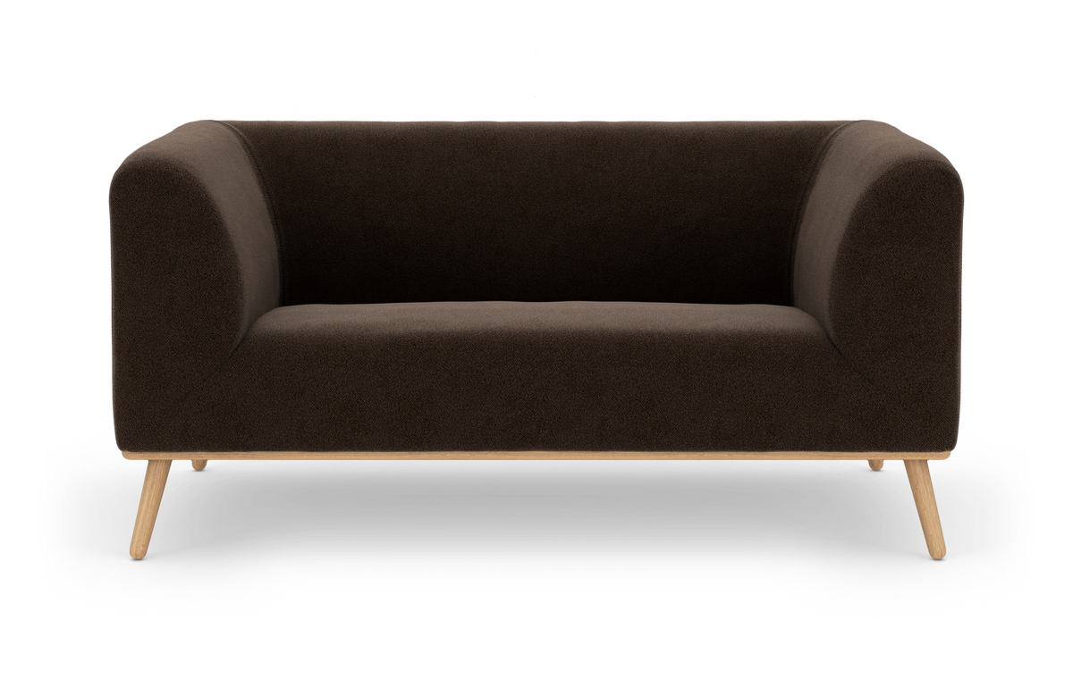 Brun 2-personers sofa med afrundede former og træben, frilagt på hvid baggrund.