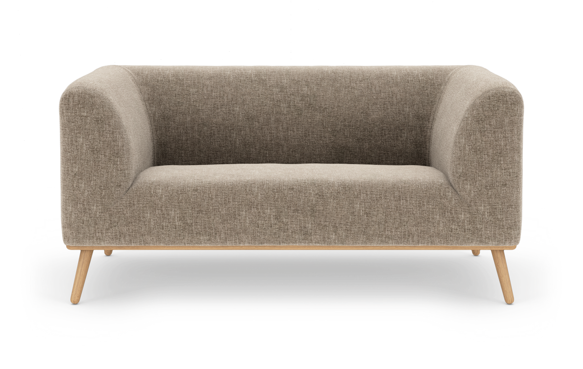 Beige 2-personers sofa med rundede armlæn og lyse træben, frontvisning mod hvid baggrund.