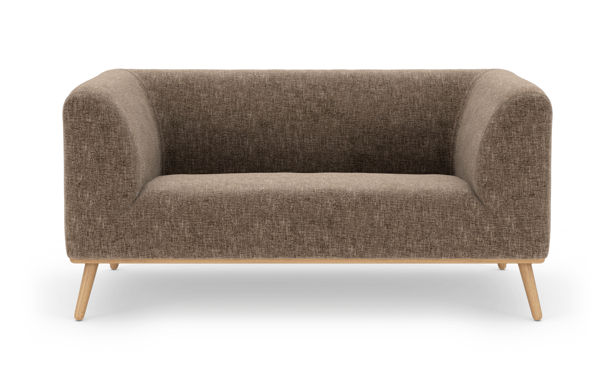 Brun 2-personers sofa i stof med afrundede armlæn og lyse træben, fritlagt på hvid baggrund.