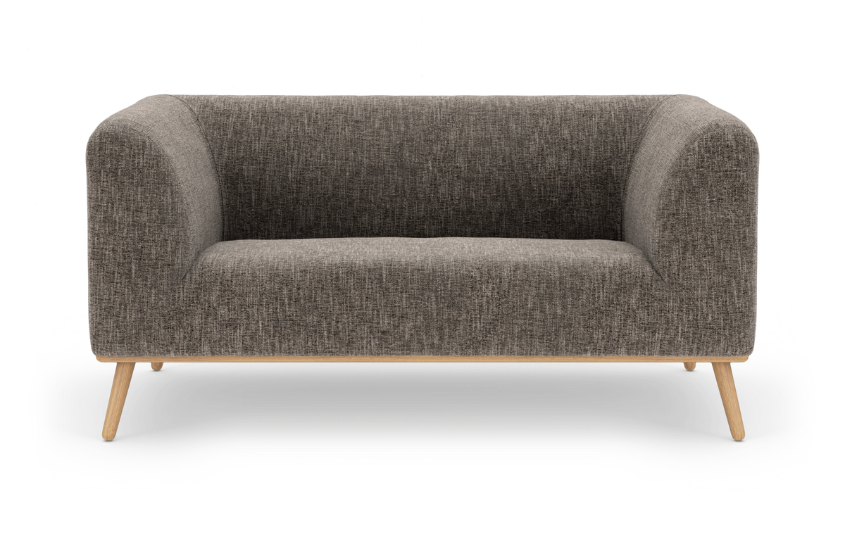 Moderne 2-personers sofa i gråmeleret stof med afrundede armlæn og koniske ben i lyst træ, frilagt på hvid baggrund.
