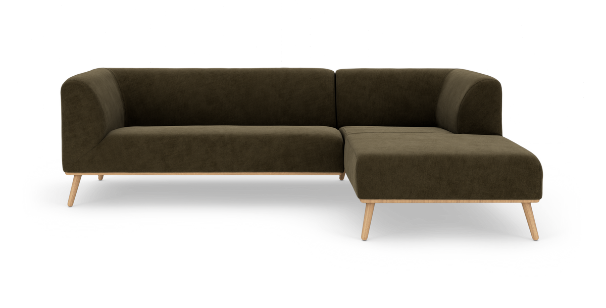 Modulopbygget hjørnesofa med højre chaiselong i mørkegrønt stof og lyse træben, frilagt på hvid baggrund.