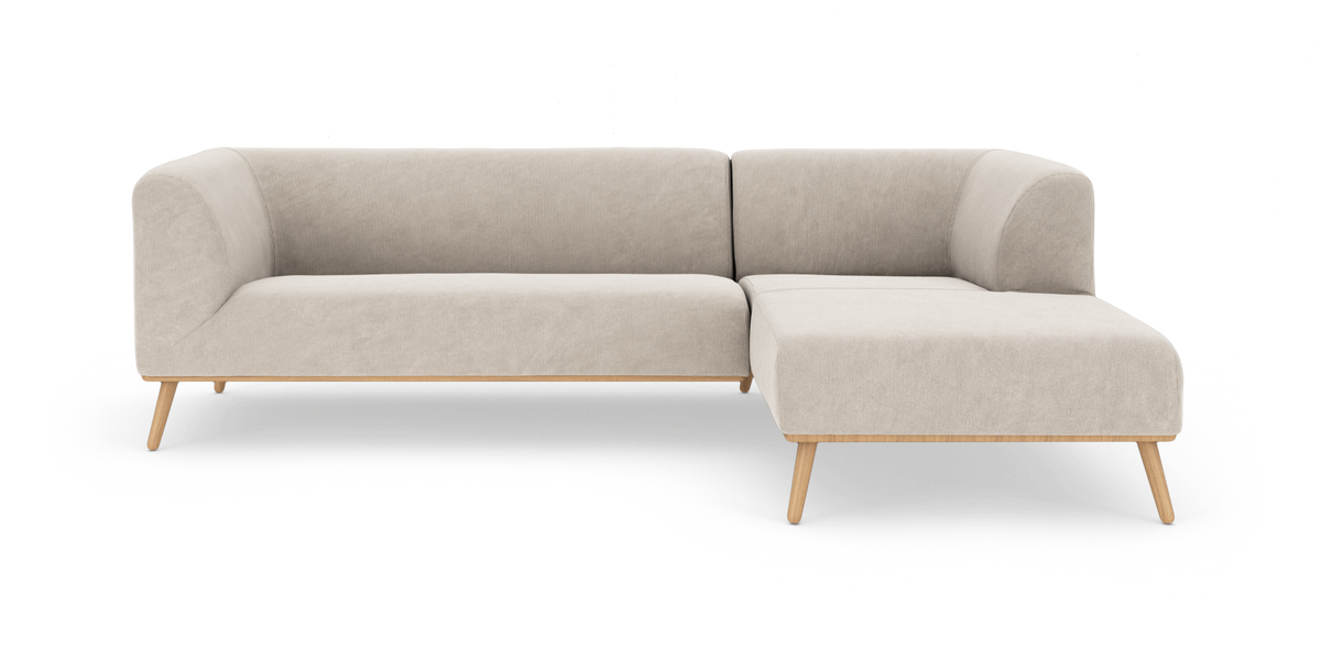 Lysebeige L‑formet modulsofa med træben i skandinavisk, minimalistisk stil, frontvisning på hvid baggrund.