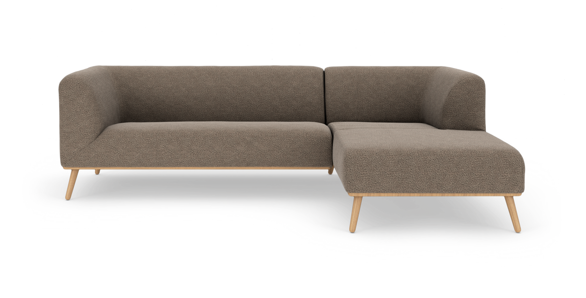 Brun L-formet hjørnesofa med chaiselong til højre, træramme og koniske ben, frilagt på hvid baggrund.