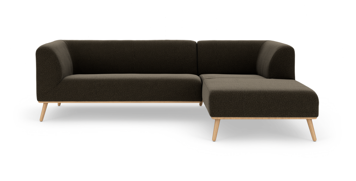 Mørkebrun L‑formet sofa med chaiselong og lyse træben, frilagt på hvid baggrund.