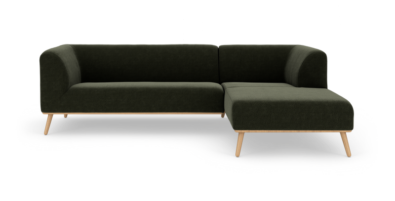 Mørkegrøn hjørnesofa med chaiselong til højre og træben, frilagt på hvid baggrund._ps