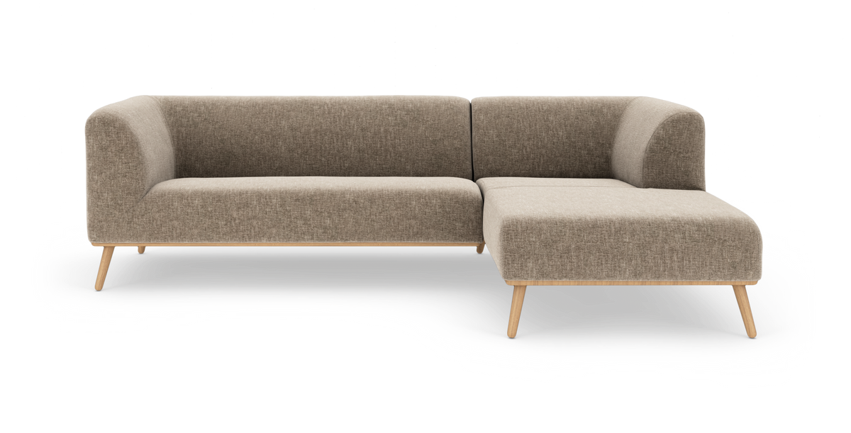Beige hjørnesofa med chaiselong højre, stofbetrukket og lyse træben, frilagt på hvid baggrund.
