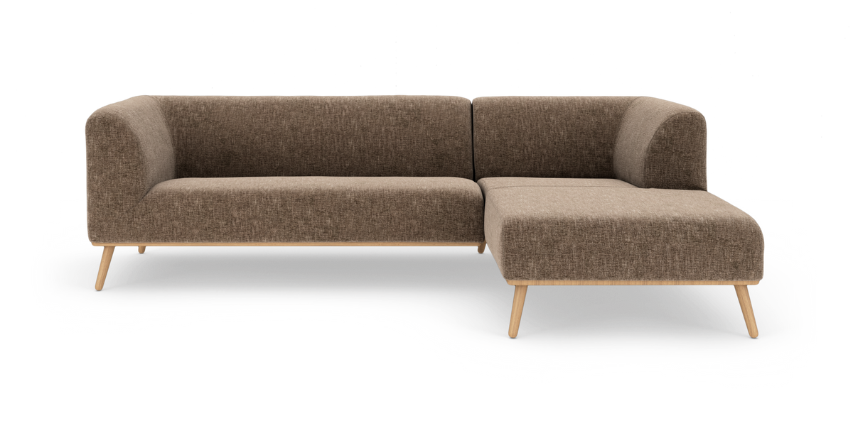 Brun L‑formet hjørnesofa i stof med træben på hvid studiebaggrund.