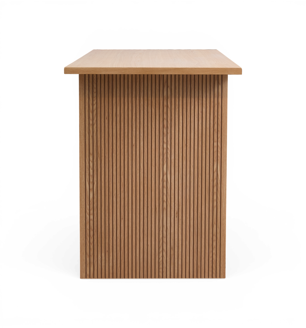 Frontvisning af et rektangulært bord i lys eg med lodret rillet panel, frilagt mod hvid baggrund.