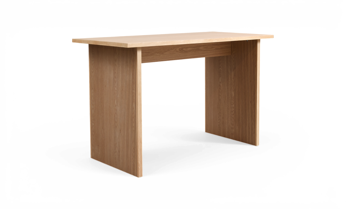 Smal skrivebord/konsolbord i lys eg med riflede sidepaneler og enkel, moderne design på hvid baggrund.