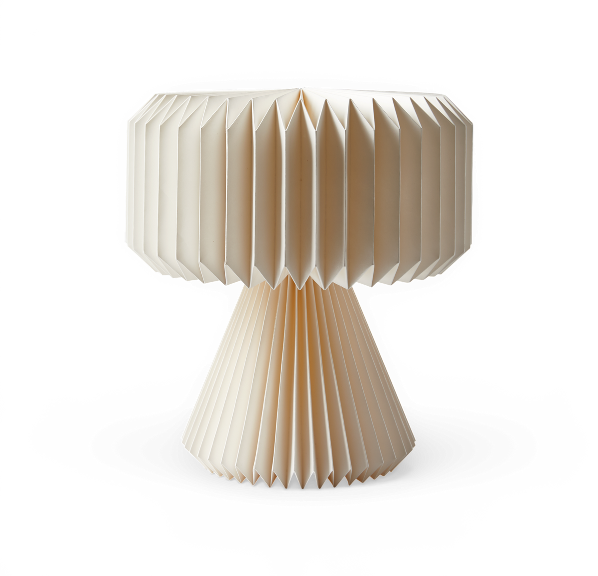 Bordlampe med plisseret skærm og fod i beige, frilagt på hvid baggrund.