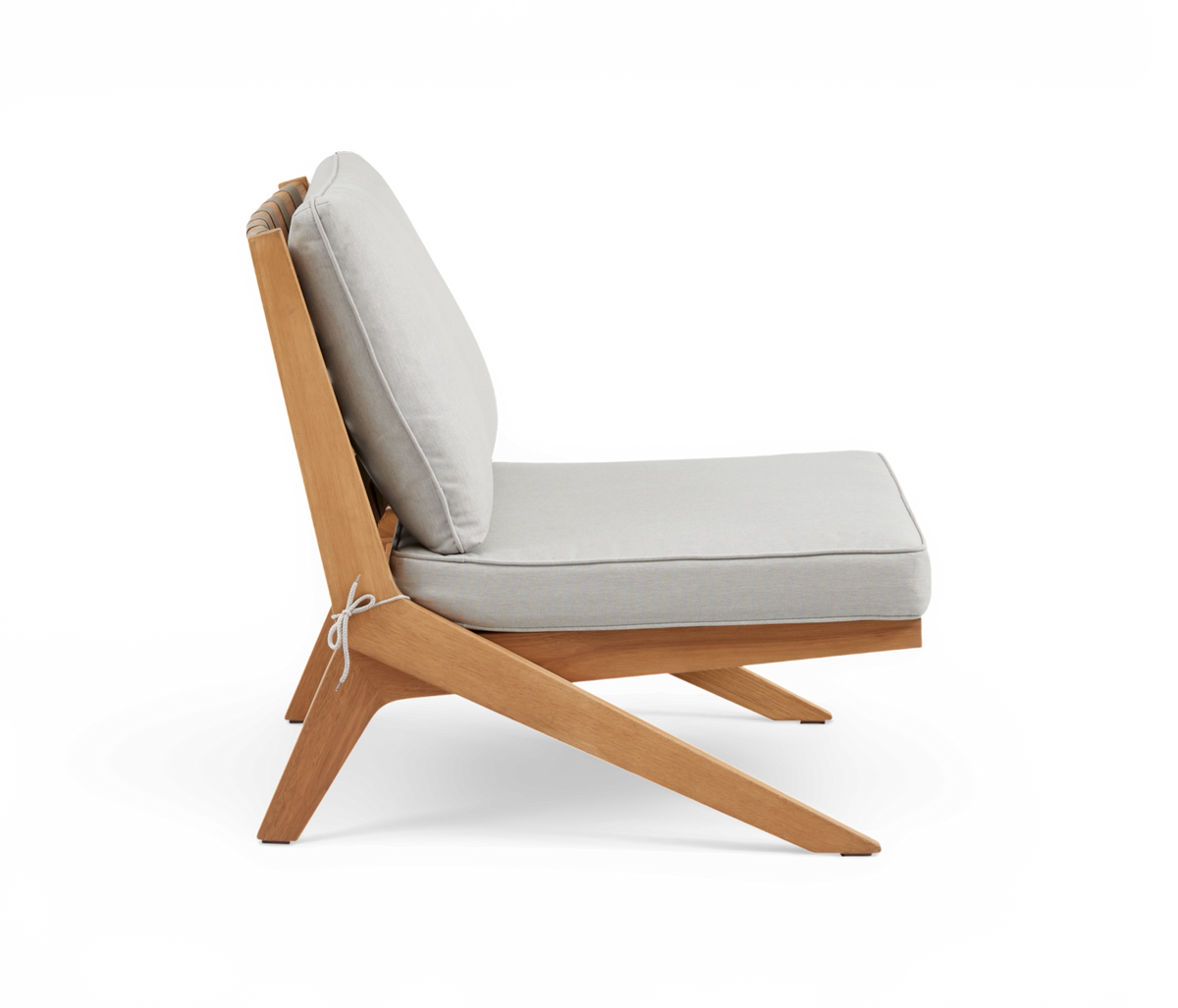 Sidevy af moderne loungestol i lyst træ med lysegrå hynder.