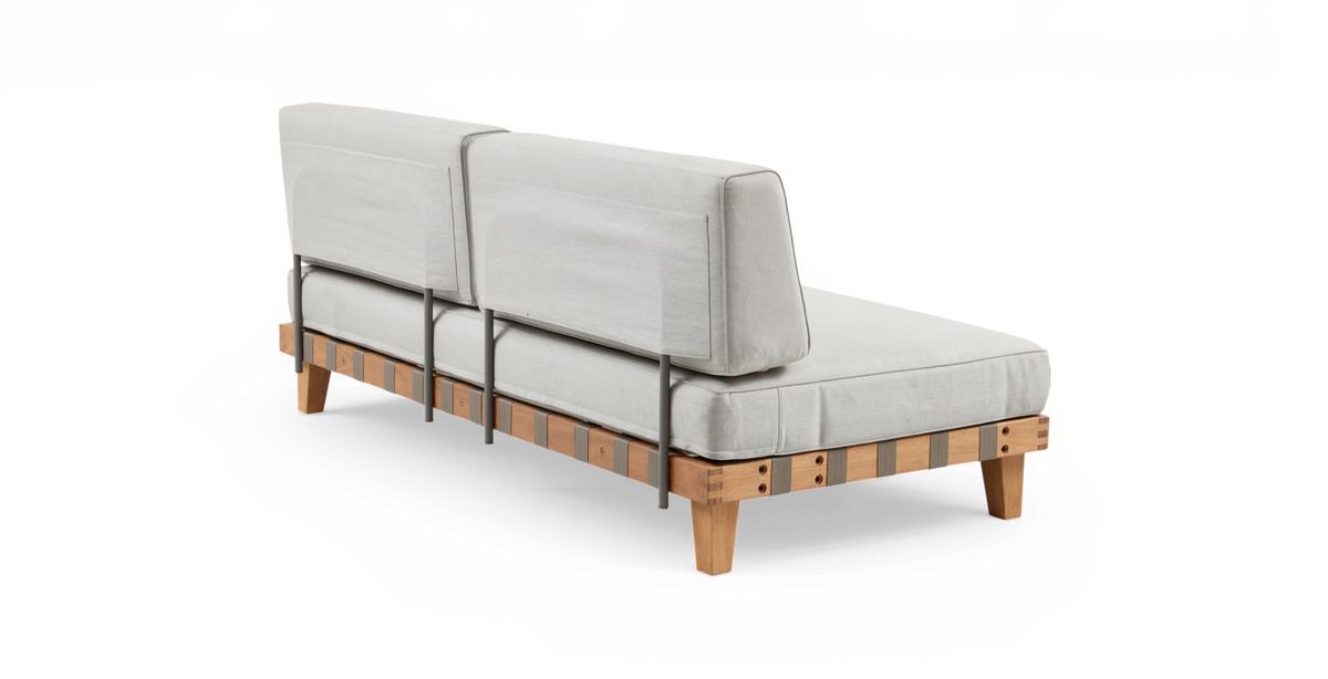 Lysegrå modulsofa/sofaseng med træramme og metalrygstøtter, set skråt bagfra på hvid baggrund.