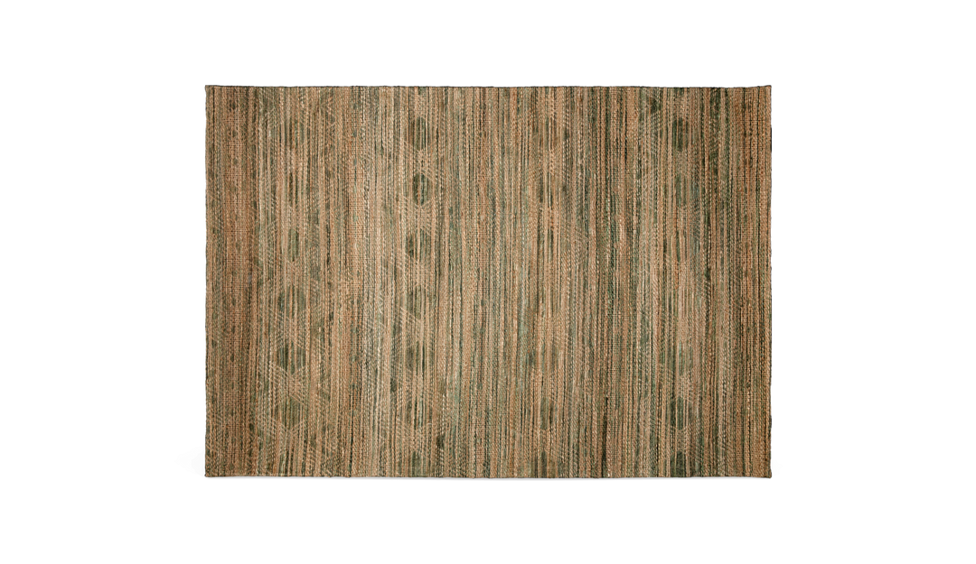 Grøn- og beigevævet tæppe med subtile lodrette striber i naturtoner.