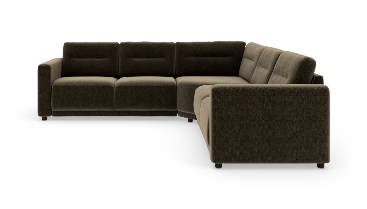 Brun L‑formet modulsofa i stof, vist i studie mod hvid baggrund.