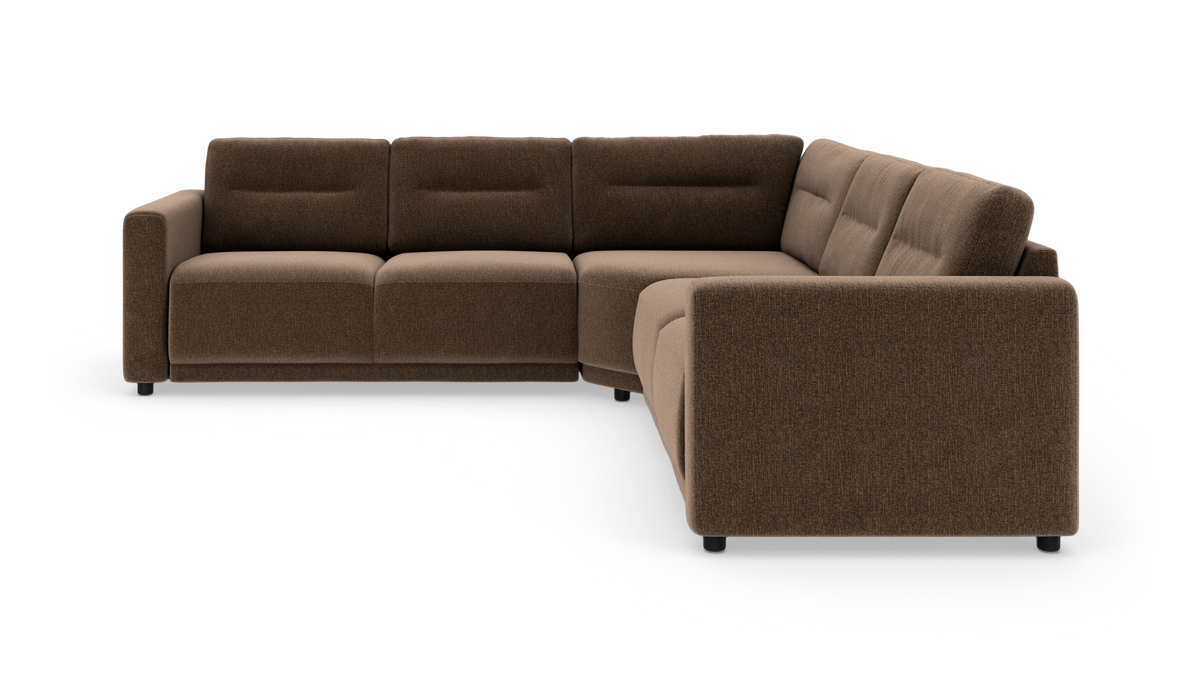 Brun L‑sofa i stof, moderne modulær hjørnesofa set skråt forfra på hvid baggrund.